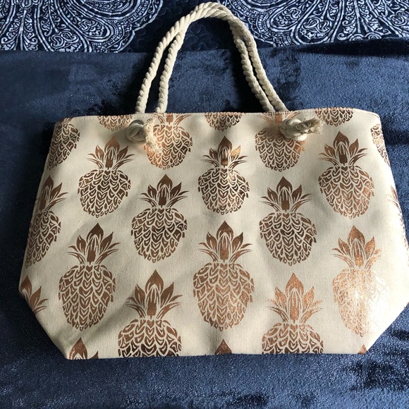 Super fun lightweight beach bag with pineapple design✨ - Picture 2 of 13